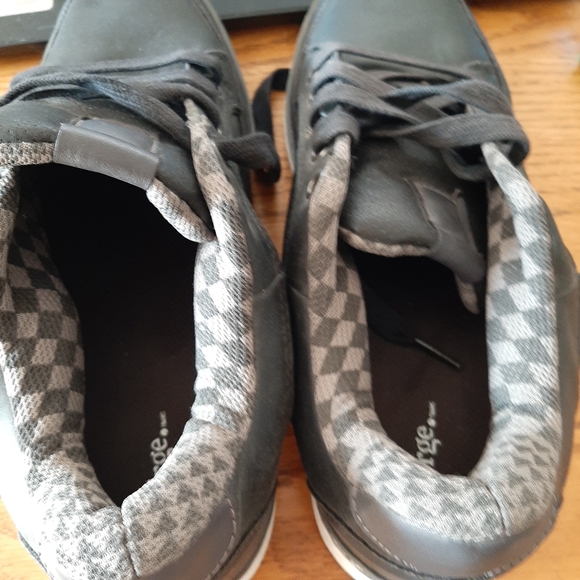 Man's Shoes - Picture 3 of 8